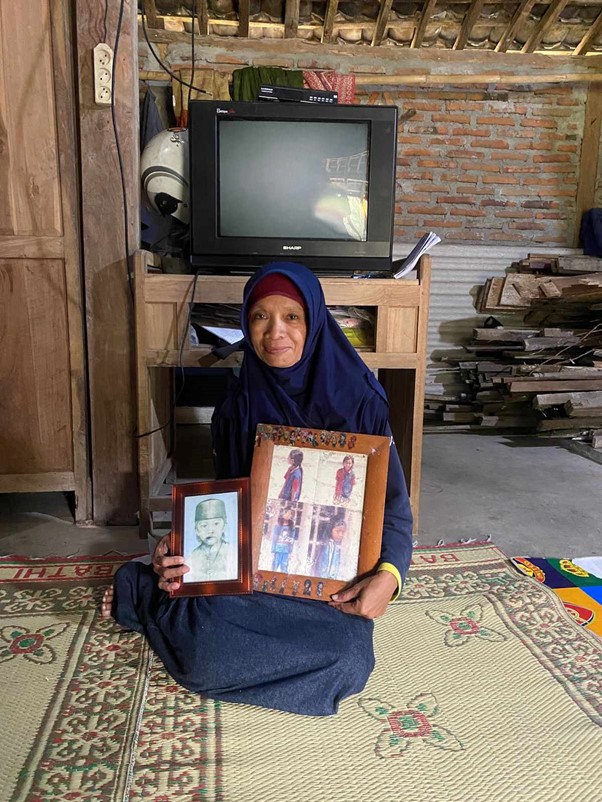 Mrs Paniyem of Ngoro-oro, Gunung Kidul, Yogyakarta province. Students obtained oral histories from local residents as part of their engagement work.