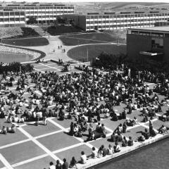 Image:&nbsp;Students gather in the Plaza at Flinders University to hear touring American radical author Allen Ginsberg, March 1972. Source: Flinders University. Photograph ID624.
